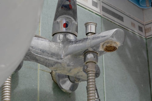 Vodni kamen na pipi. Vodni kamen je pogost vrzork za zamašitev vašega odtoka.